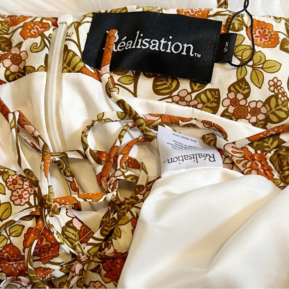 Réalisation Par Devon Dress in 70s Floral - Picture 9 of 9